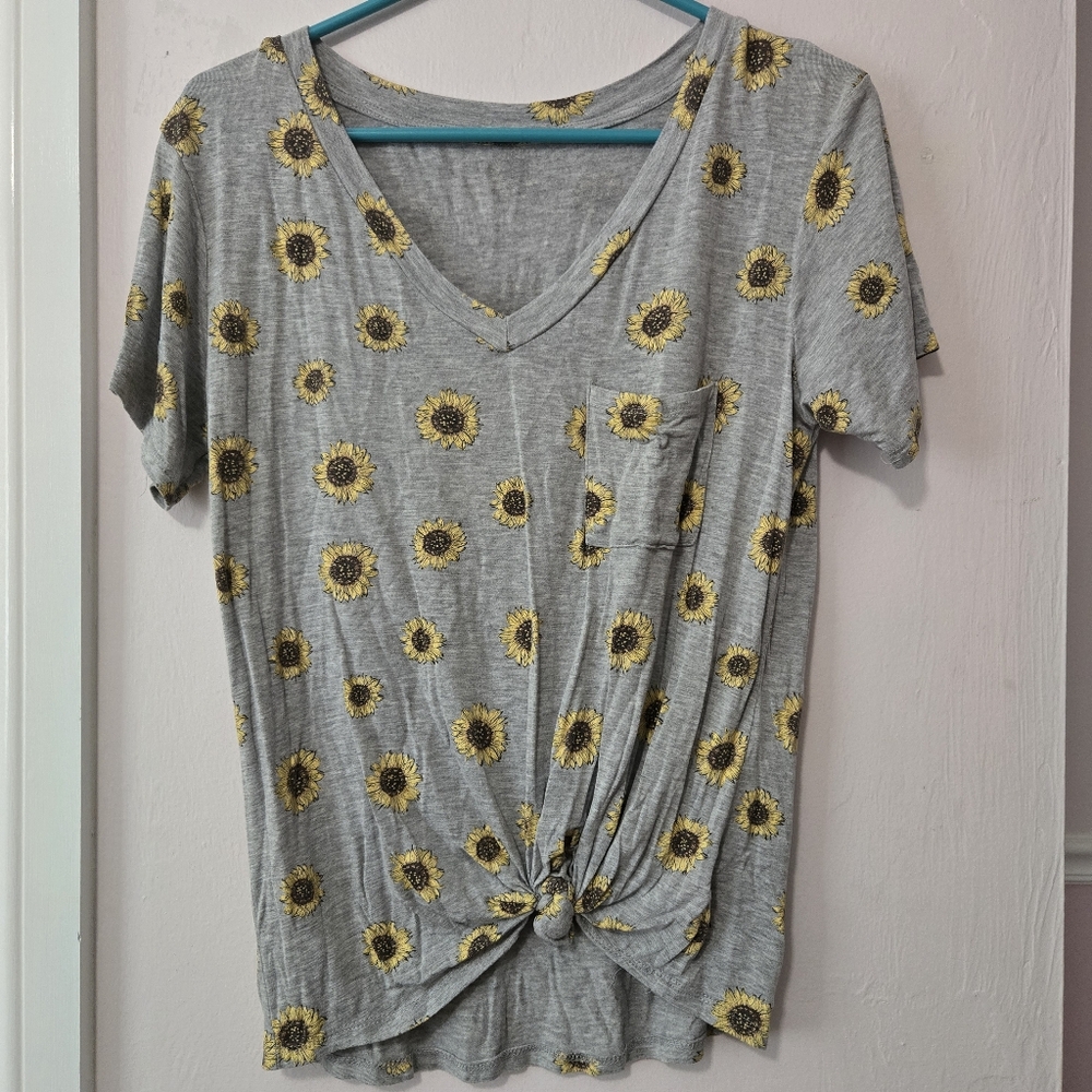 Gray Sunflower Print Knot Front Tee – Juniors Large (11/13)